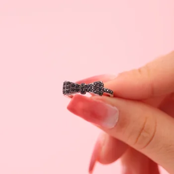 Компактно пръстен с бантиком, имитирующее Черен циркон, Посеребренное пръстен, Изискан подарък за годишнина, рожден ден за жени