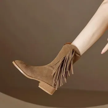 Къси ботуши с кръгла четка за гъста ток в ретро стил, които показват фини дамски обувки
